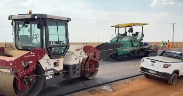 Xe lu cán tử vong 3 công nhân khi đang trải nhựa đường trên cao tốc