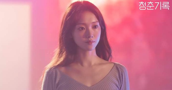 Lee Sung Kyung khoe thân gợi cảm rồi được Park Bo Gum ôm cứng ở màn cameo tại Record Of Youth