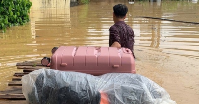 Cha kéo bè đưa con vượt lũ đi du học