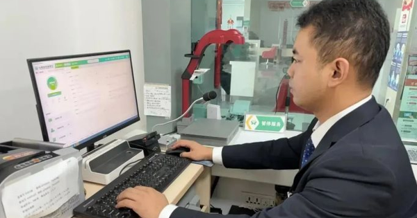 Bà cụ đến ngân hàng yêu cầu rút 11 sổ tiết kiệm, tất cả đều chưa đến ngày đáo hạn: Nhân viên ngân hàng kiên quyết từ chối phục vụ, lý do vì sao?