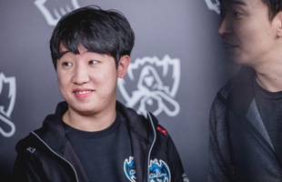 LMHT: Sợ SKT Khan 'trẻ trâu' chửi thề trên sóng stream, HLV Kkoma kèm chặt một giây không rời