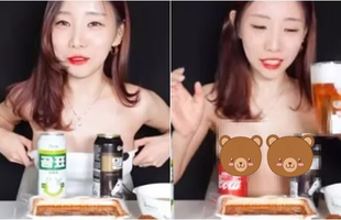 Đang làm clip Mukbang, nữ streamer xinh đẹp gây sốc khi tụt áo khoe cảnh xuân trên sóng