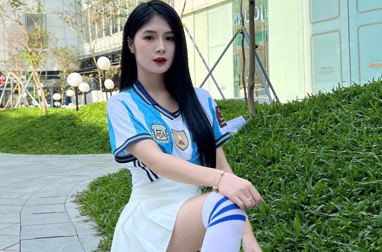 Quỳnh Alee với bộ đồ sexy cổ vũ cho đội tuyển Argentina trong trận Bán kết World Cup