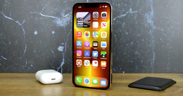 Apple đang có một “lỗ hổng” 500 USD trong dải sản phẩm của mình và các hãng Android đang thi nhau lấp đầy chỗ trống