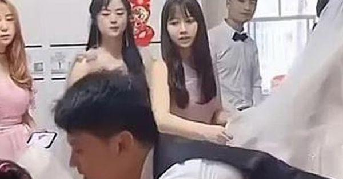 Chồng cũ đưa con đến làm khó cô dâu, hành động của chú rể được khen hết lời