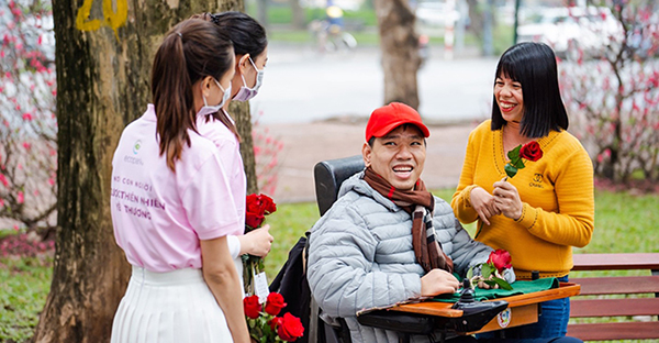 Ấn tượng màn tỏ tình với 99.999 bông hồng tại Hà Nội vào ngày Valentine 2022