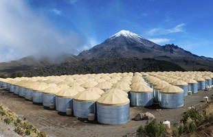Từ trên đỉnh ngọn núi lửa tại Mexico, các nhà vật lý học cố chứng minh có thứ bay nhanh hơn ánh sáng