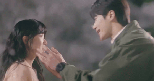 Cõng Anh Mà Chạy tập 11: Byeon Woo Seok - Kim Hye Yoon có cảnh hôn ngọt đến sâu răng khiến netizen bấn loạn