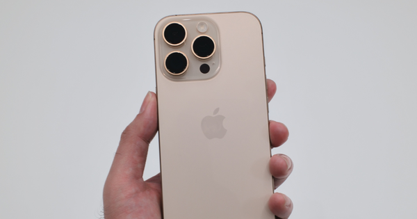 Kỷ niệm 20 năm, iPhone sẽ có phiên bản toàn kính, trong suốt