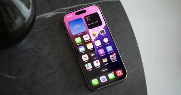 Tại sao tiết kiệm pin bằng AI không chỉ là tính năng mới, mà là chiến lược sống còn của iPhone?