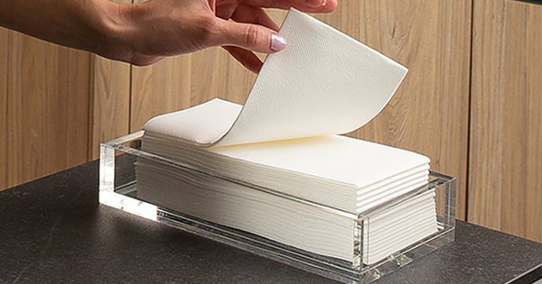 Mặt sưng vù sau khi lau bằng khăn giấy ở nhà hàng