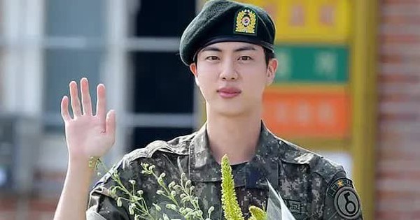 Jin của BTS lý giải lý do đằng sau sự kiện “ôm người hâm mộ”