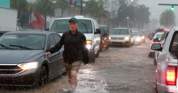 Mưa lớn gây lũ lụt nghiêm trọng, chính quyền bang Florida ban bố tình trạng khẩn cấp