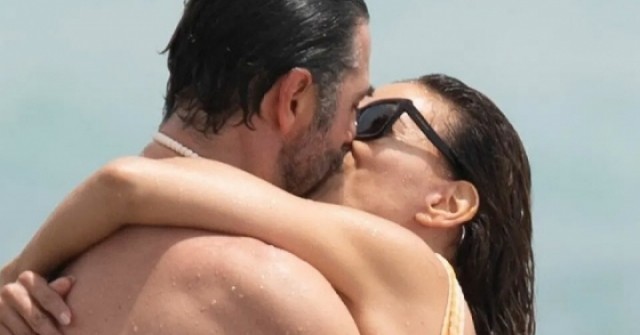 Eva Longoria quấn quýt chồng trên bãi biển