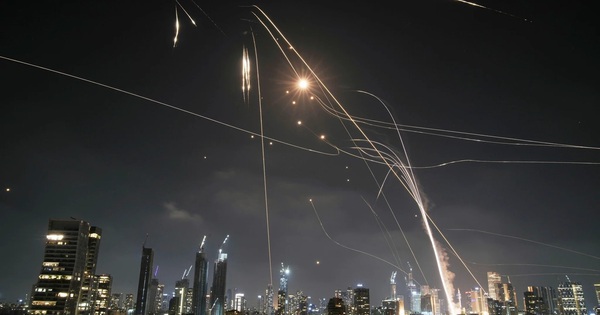 Iran phóng hàng trăm tên lửa vào Israel trong đêm, tuyên bố bắn hạ 2 chiếc F-35