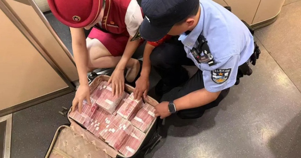 Phát hiện chiếc vali chứa 3,6 tỷ đồng bỏ quên trên tàu
