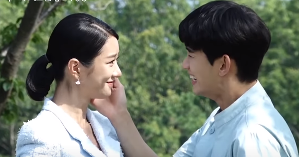 Kim Soo Hyun công khai ôm ấp Seo Ye Ji siêu tình tứ ở hậu trường Điên Thì Có Sao