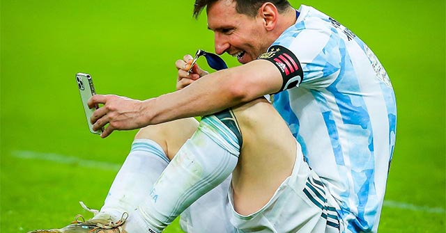 Messi dùng chiếc iPhone này để gọi điện cho vợ khoe huy chương vô địch Copa America