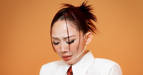 Tóc Tiên khóc nức nở