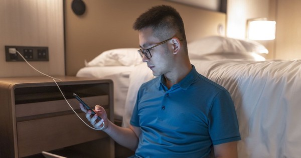 Vô tư cắm sạc điện thoại khi đi khách sạn, lúc được cảnh báo mới biết mình đã hành động dại dột