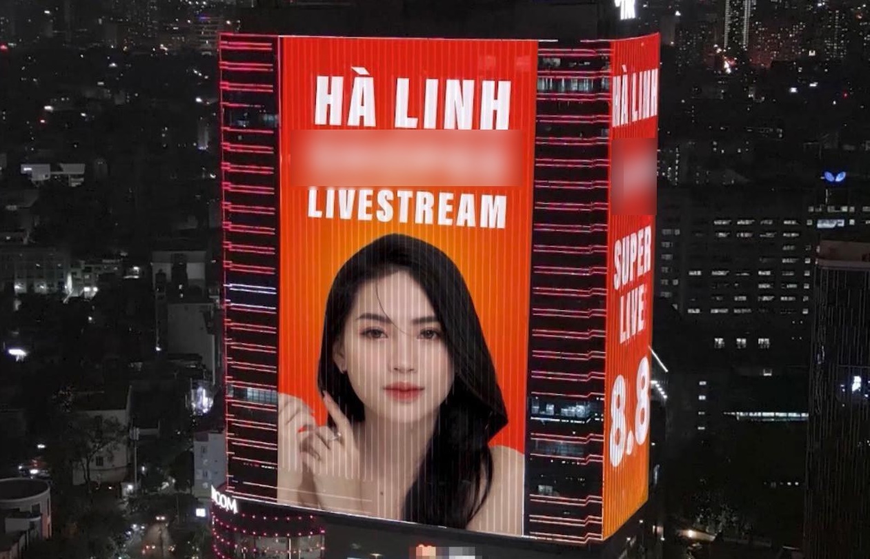 Trở lại livestream, chiến thần review Võ Hà Linh đối mặt hiện thực đáng buồn: Ngày tàn đã đến?