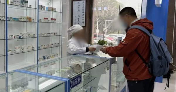 Bị vợ phát hiện ngoại tình sau khi mua thuốc tránh thai, người đàn ông kiện hiệu thuốc với tội danh 
