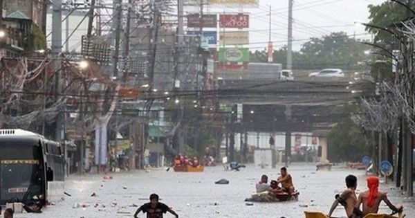 Philippines cấm cư dân Manila bơi trong nước lũ để giải trí