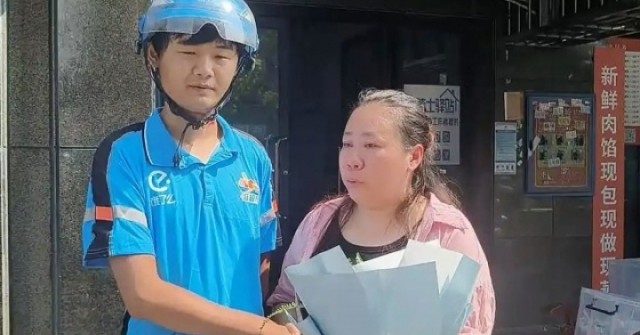 Tặng cổ phần cho shipper cứu mình khỏi kho đông lạnh
