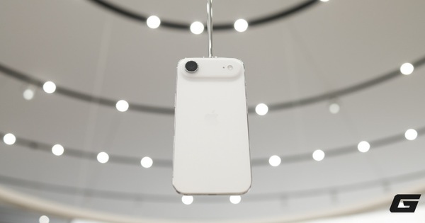 Cụm camera ngang: Google làm mấy năm không ai để ý, iPhone một đêm kéo cả làng 