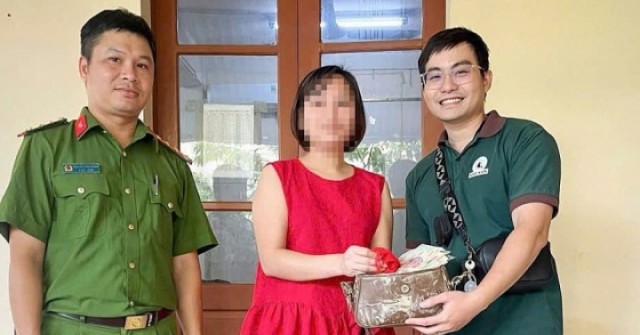 Trả lại túi xách tiền, vàng nhặt được trong lũ