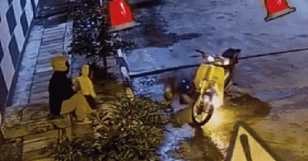 Xe máy bốc cháy khiến gia đình hoảng loạn, nhân viên trạm xăng làm 1 việc, clip viral 90 triệu lượt xem