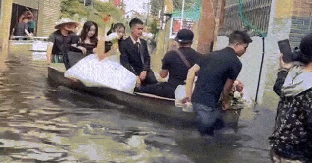 Ngập từ nhà ra ngõ, chú rể Hà Nội đem 2 chiếc thuyền đi đón dâu