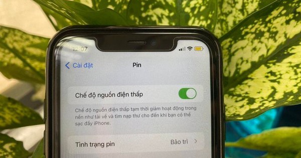 Tại sao biểu tượng pin iPhone có màu vàng?