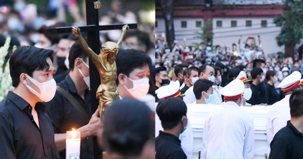 Linh cữu NS Chí Tài chuyển ra sân bay sang Mỹ: Nghìn fan vẫy tay vĩnh biệt, lặng người dưới trời mưa