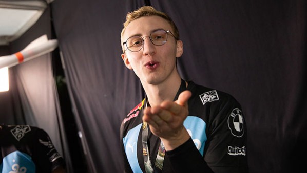 100 Thieves Goldenglue: “Nếu tôi không thể cạnh tranh để trở thành người giỏi nhất, thì việc thử sức với vai trò huấn luyện mới này có lẽ sẽ tốt hơn”