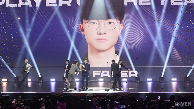 Faker không ngừng cảm ơn fan và đồng đội T1 sau khi thắng lớn tại 2023 LCK Awards, CKTG không phải là kỷ niệm đáng nhớ nhất năm