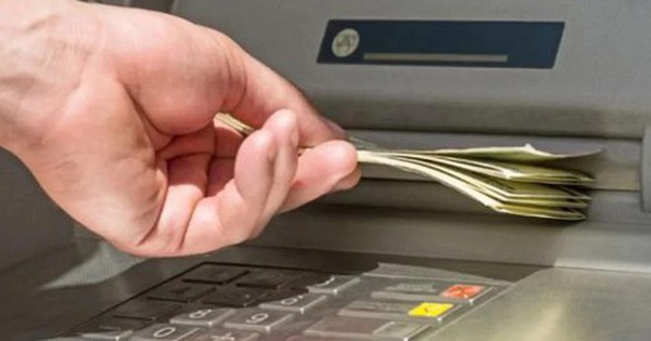 Đi rút tiền ở cây ATM, cậu học sinh sốc nặng khi tài khoản bỗng có hơn 250 tỷ đồng