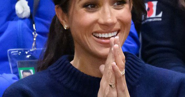 Meghan bất ngờ đeo nhẫn mang biểu tượng của Hoàng gia Anh, liệu đó có phải là một thông điệp gửi nhà chồng?