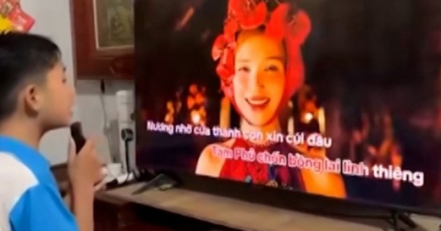 Cậu bé hát karaoke 