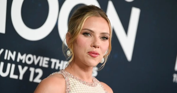 Lý do Scarlett Johansson không chụp ảnh với người hâm mộ