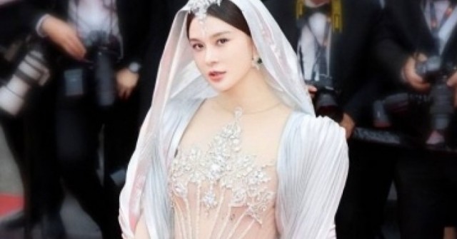Sao Trung Quốc mặc hở bị bảo vệ mời rời khỏi thảm đỏ Cannes