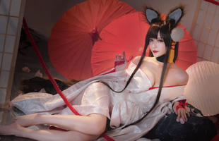 Game thủ ngẩn ngơ ngắm gái xinh cosplay mỹ nữ Akagi lấp ló vòng một trong Azur Lane