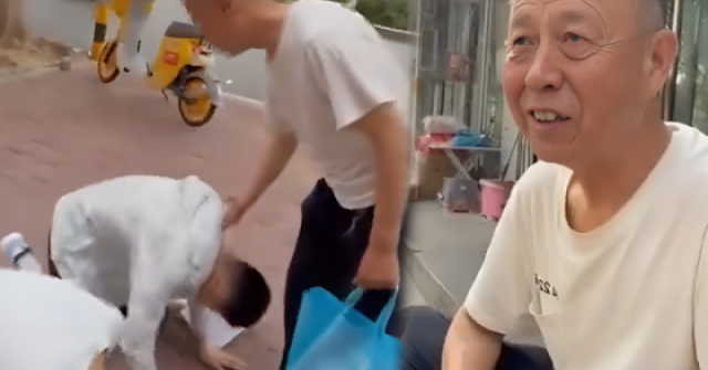 Hai anh em quỳ gối cảm ơn ông nội sau kỳ thi đại học
