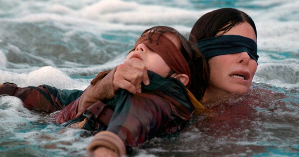 Bird Box xác nhận phần 2, khán giả rủ Sandra Bullock đeo thêm khẩu trang cho hợp mùa dịch