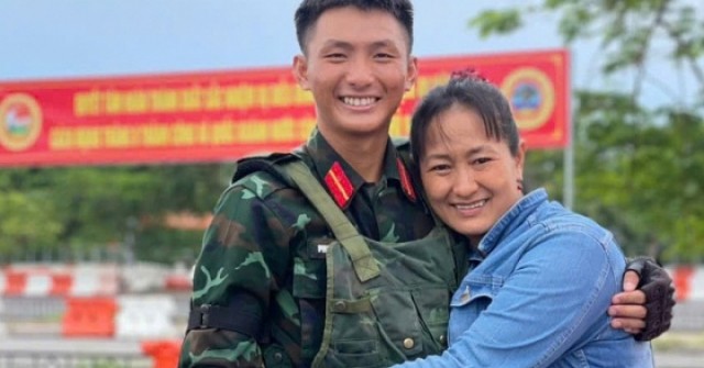 Vượt 1.600 km, bắt bốn chặng xe ra Hà Nội thăm con tập diễu binh