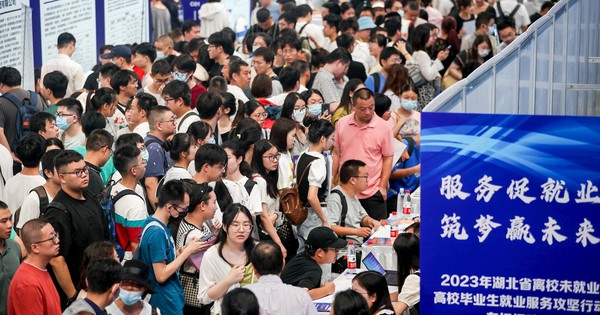Sinh viên đổ xô đi học cao học vì không tìm được việc, có bằng thạc sĩ mới được xem xét tuyển dụng: “Lạm phát” bằng cấp tại Trung Quốc khiến bằng cử nhân thời nay chỉ ngang với học nghề