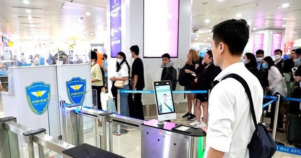Hành khách chỉ mất 2 giây làm thủ tục lên máy bay bằng thiết bị xác thực VNeID