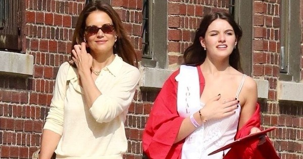 Suri Cruise đi học xa nhà, Katie Holmes tiết lộ phải 