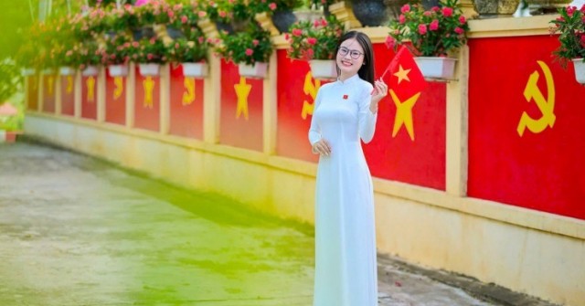 Con đường rực rỡ cờ Tổ quốc, cờ Đảng của vợ chồng miền núi thu hút giới trẻ check in