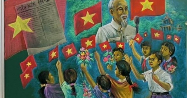 Thầy giáo vẽ tranh Chủ tịch Hồ Chí Minh bằng phấn bảng